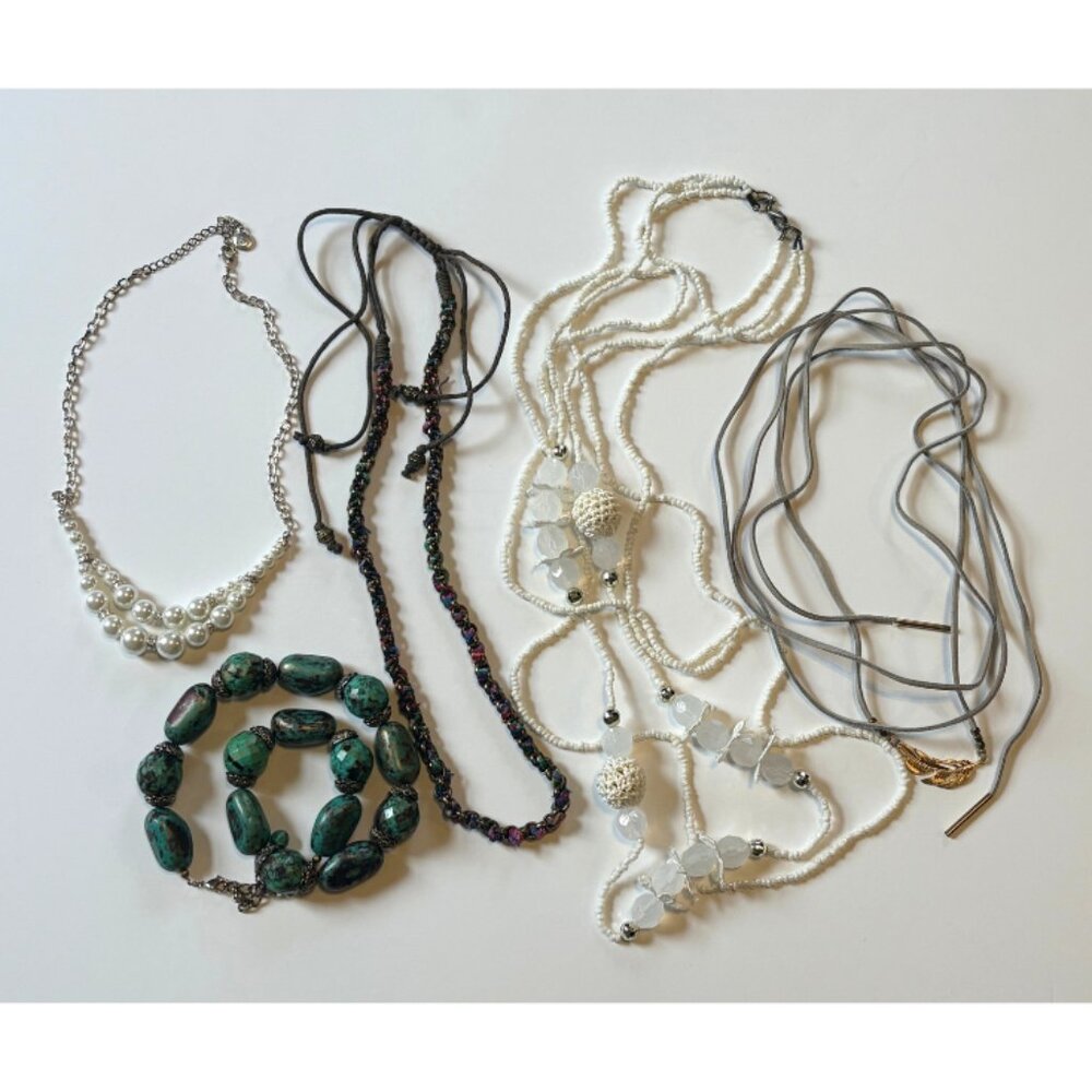 Lot of costume jewelry - 5 necklaces